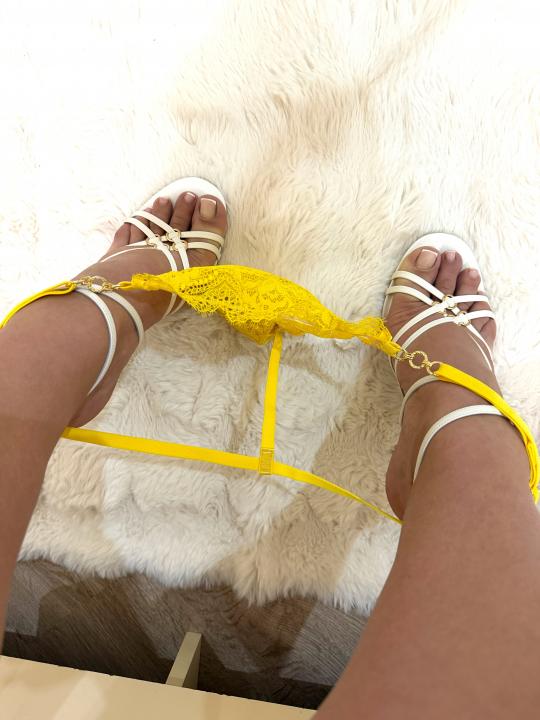Webcam chat profile for RichBabyDoll: Legs, feet & shoes