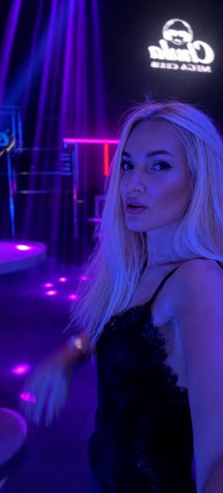 Webcam chat profile for ScarletLuxe: Ask about my Hobbies