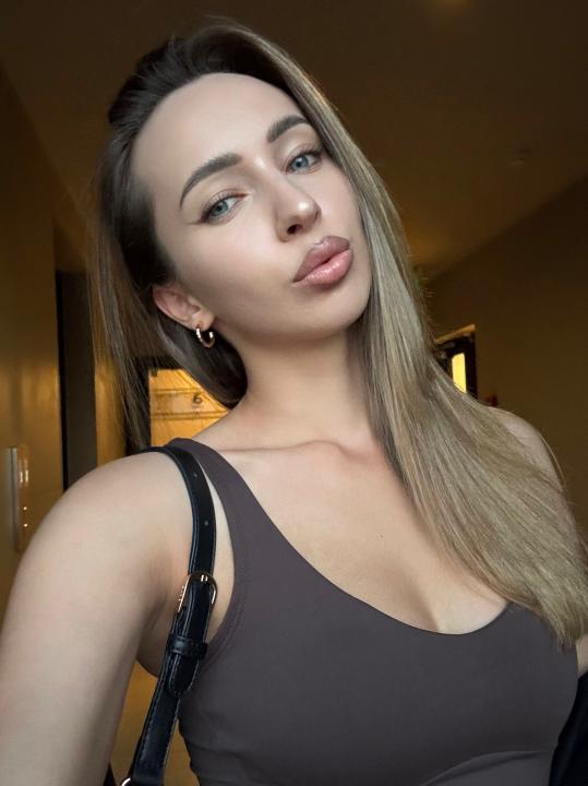 Webcam chat profile for LolaCrazzzy: Kissing
