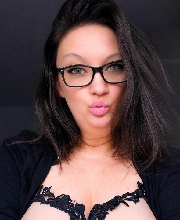 Webcam chat profile for MisssCutiePieXO: Glasses