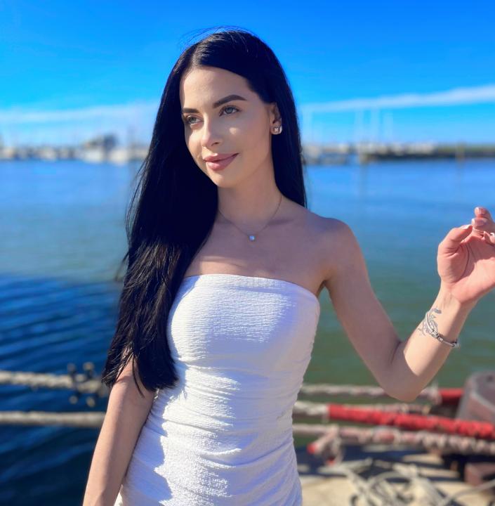 Webcam chat profile for ArabellaSky: Outfits