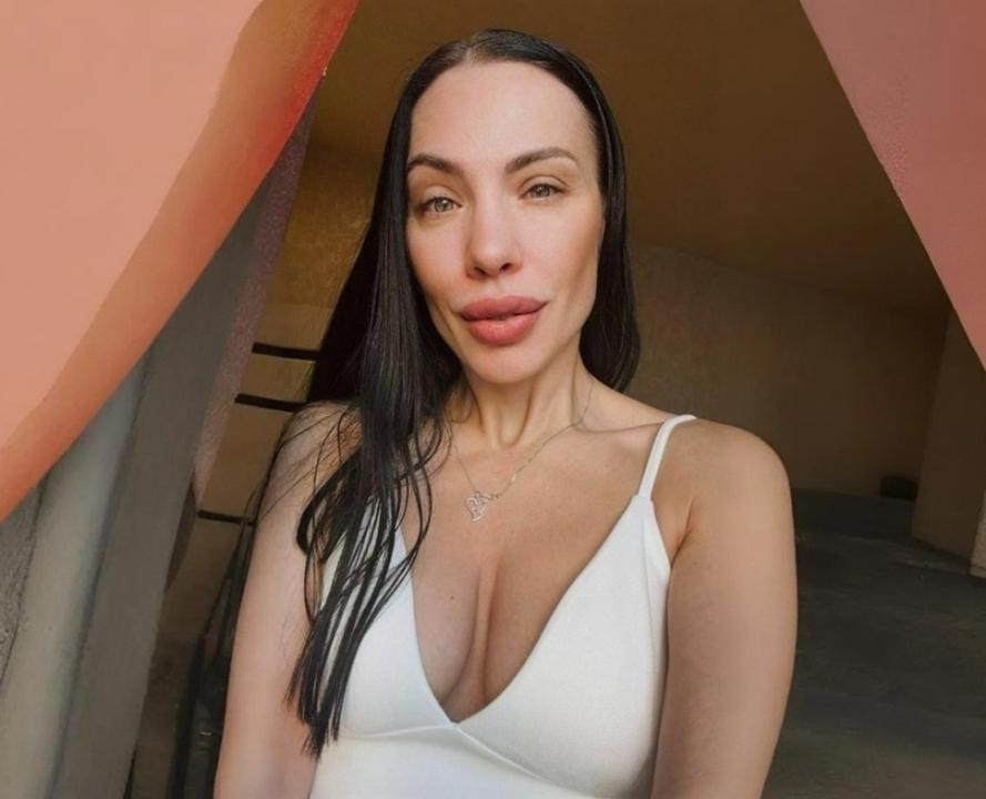 Webcam chat profile for SWAY84: Outfits