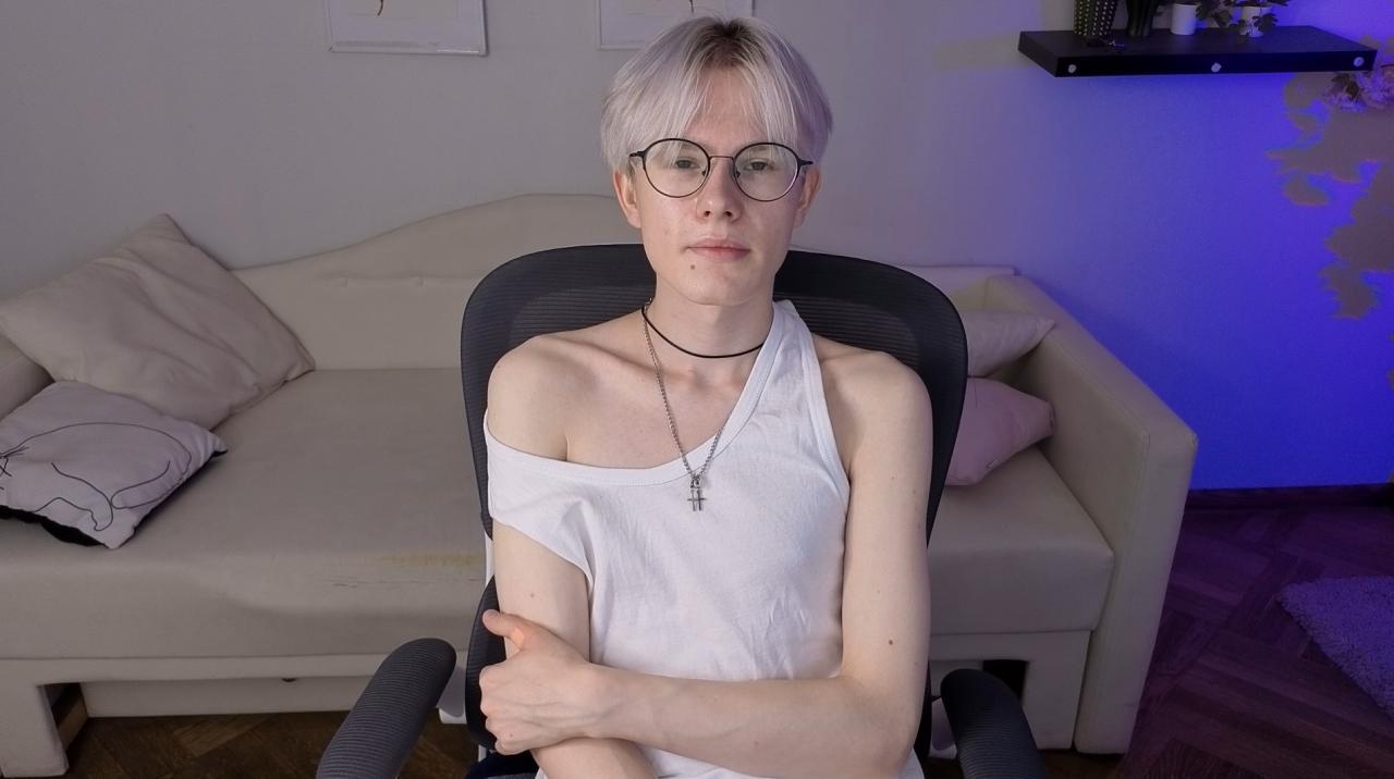 Webcam chat profile for LiamBlair: Nipple play