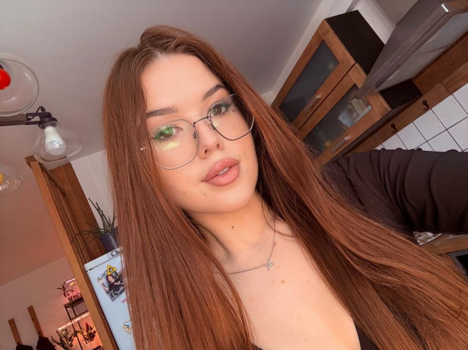 Webcam chat profile for Eveliina1: Kissing
