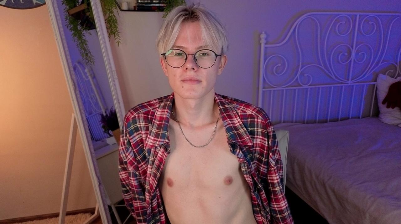 Webcam chat profile for LiamBlair: Nipple play