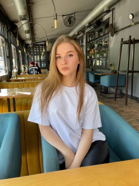 Webcam chat profile for Juicypeach777: Dancing