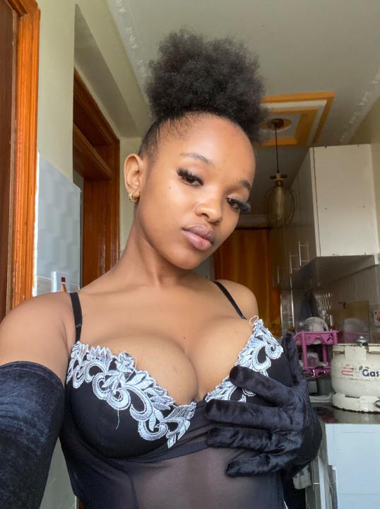Webcam chat profile for CaramelElla: Toys