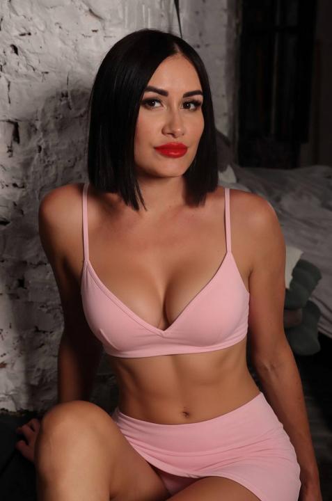 Webcam chat profile for Riana01