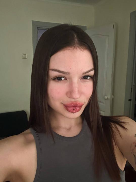 Webcam chat profile for LittleBerry: Outfits