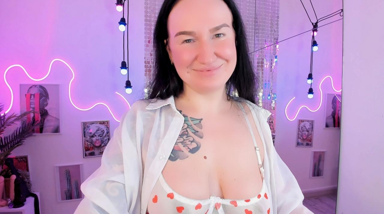 Webcam chat profile for LisaSin: Kissing