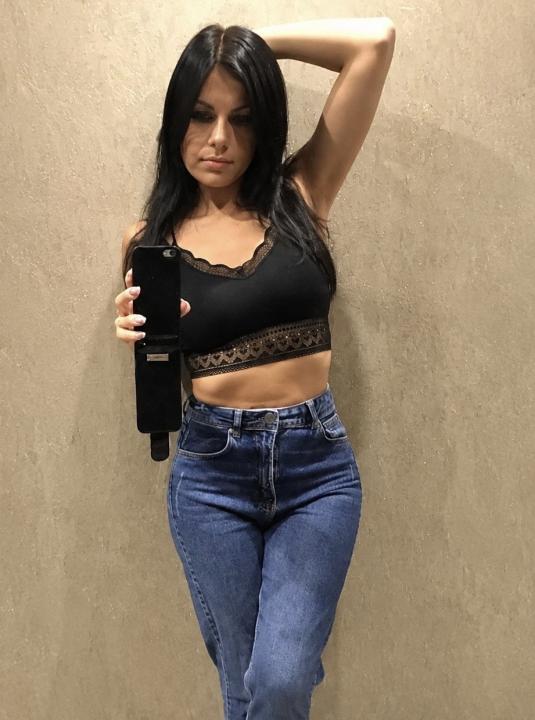 Webcam chat profile for SiennaRoad: Dancing