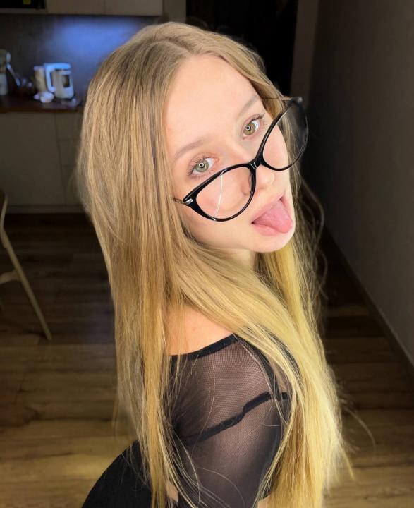 Webcam chat profile for LovelyAngel818