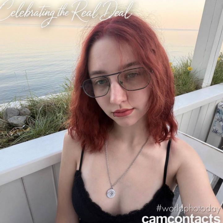 Webcam chat profile for GingerFox: Kissing