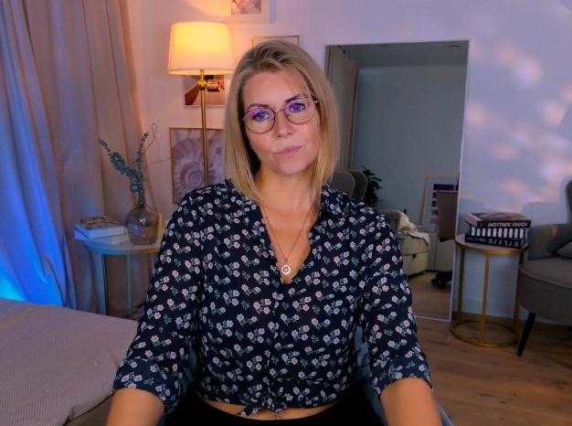 Webcam chat profile for AnnieLight: Legs, feet & shoes