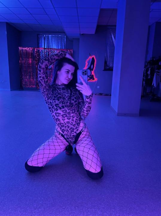 Webcam chat profile for FlirtDoll: Outfits
