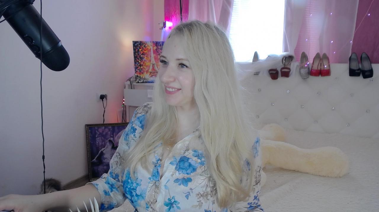 Webcam chat profile for EmillyMiller: Kissing