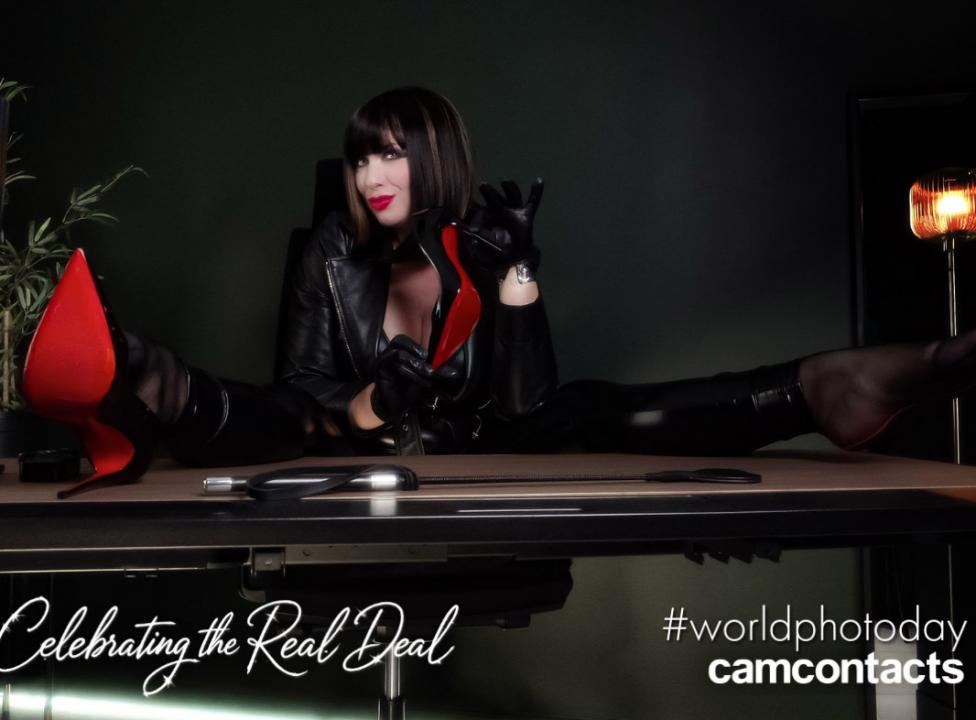 Webcam chat profile for LongestLegs: Leather