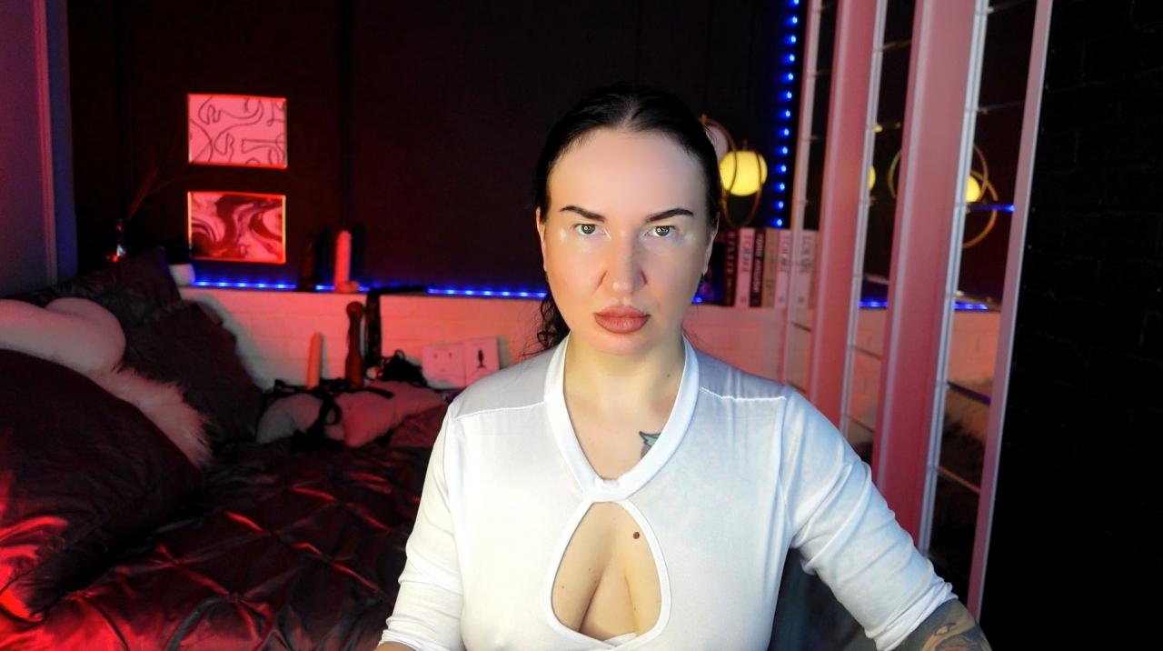 Webcam chat profile for LisaSin: Kissing