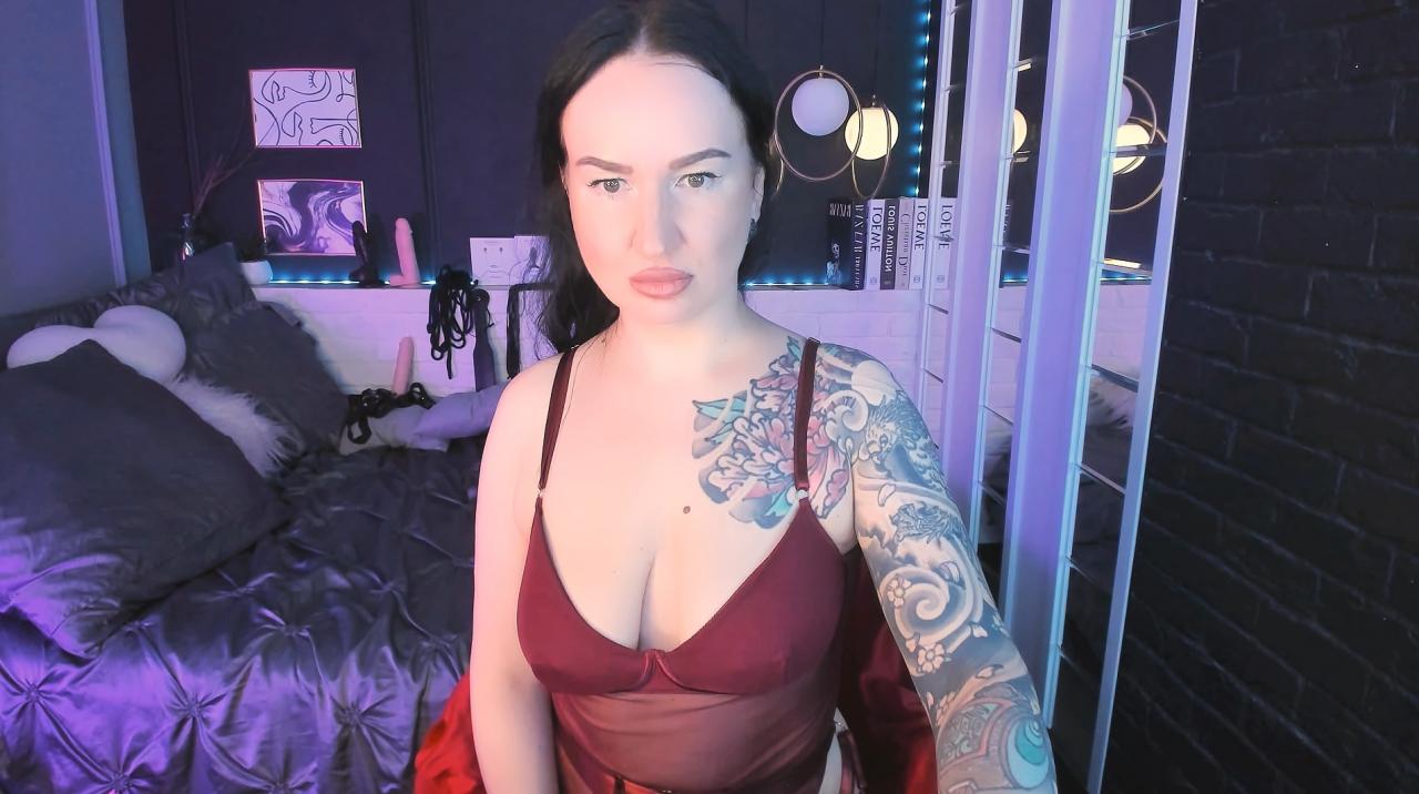 Webcam chat profile for LisaSin: Kissing