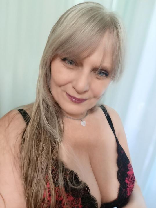 Webcam chat profile for MissFoxxx: Legs, feet & shoes