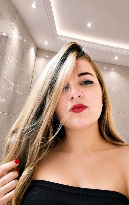 Webcam chat profile for ElizabethMeow: Kissing