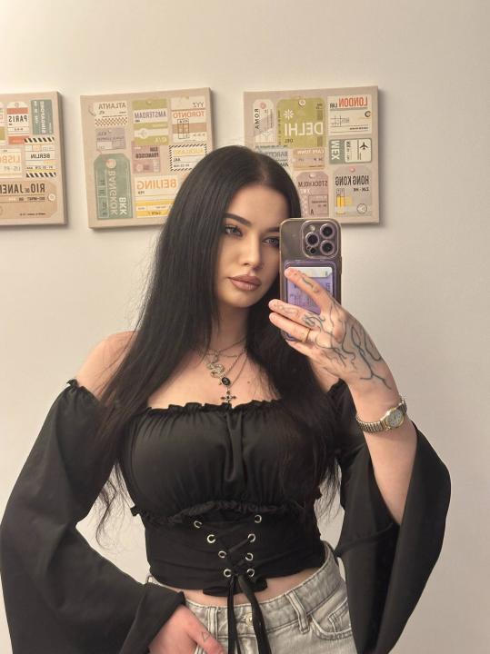 Webcam chat profile for RixiVee: Outfits