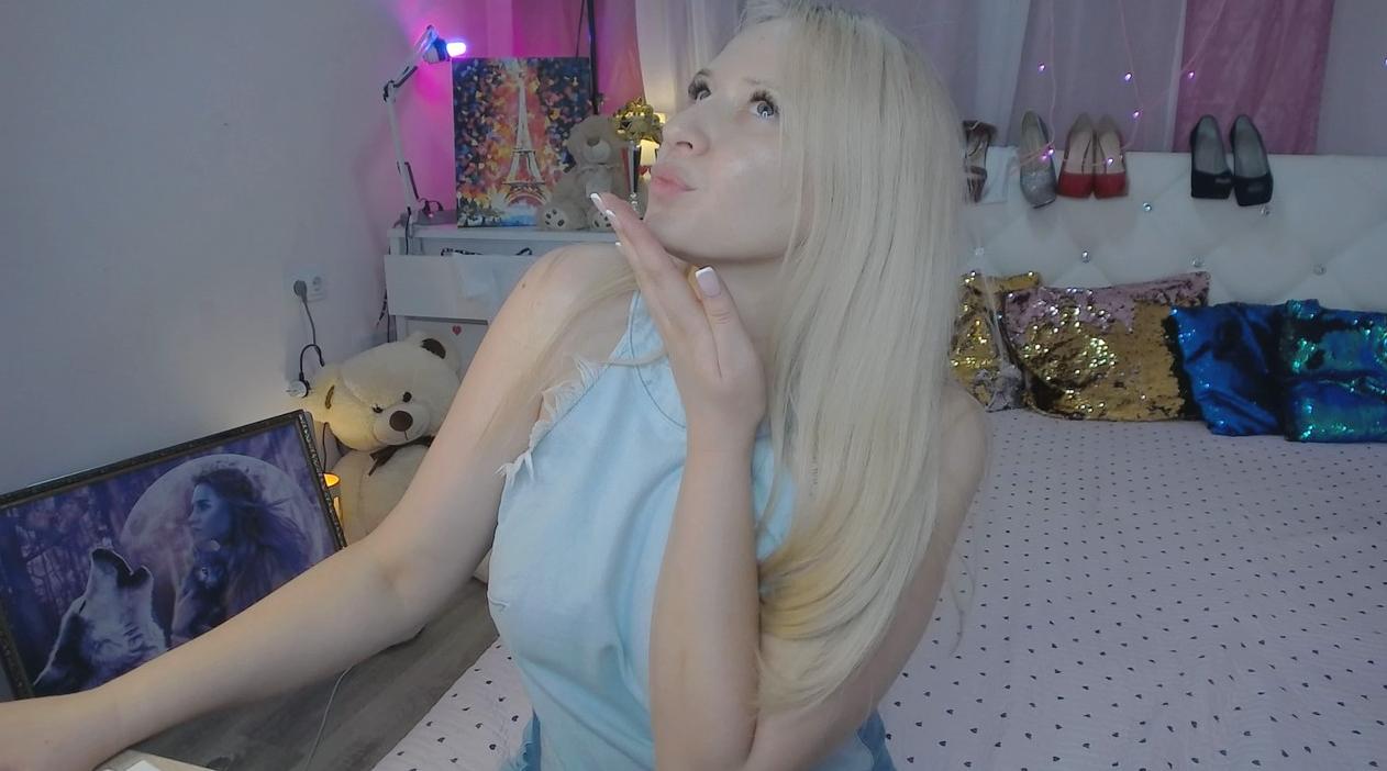 Webcam chat profile for EmillyMiller: Kissing