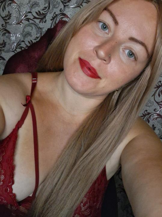 Webcam chat profile for sweetcandymmm: Piercings & tattoos