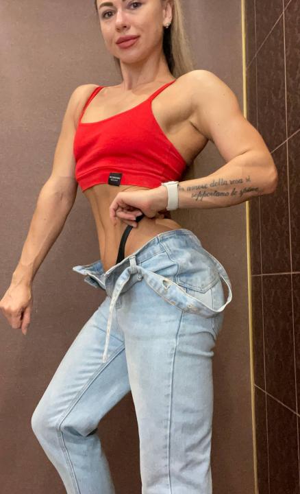 Webcam chat profile for QueenOfMuscle: Dancing
