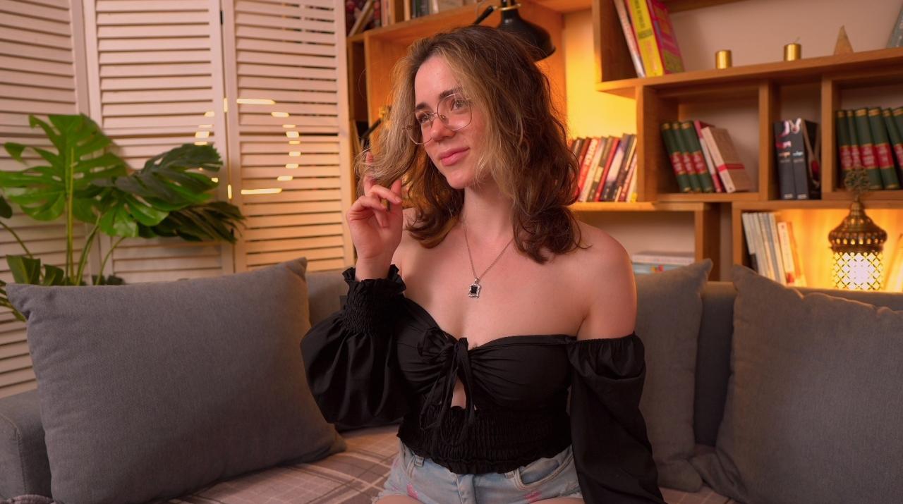 Webcam chat profile for SunnyTeaze: Kissing