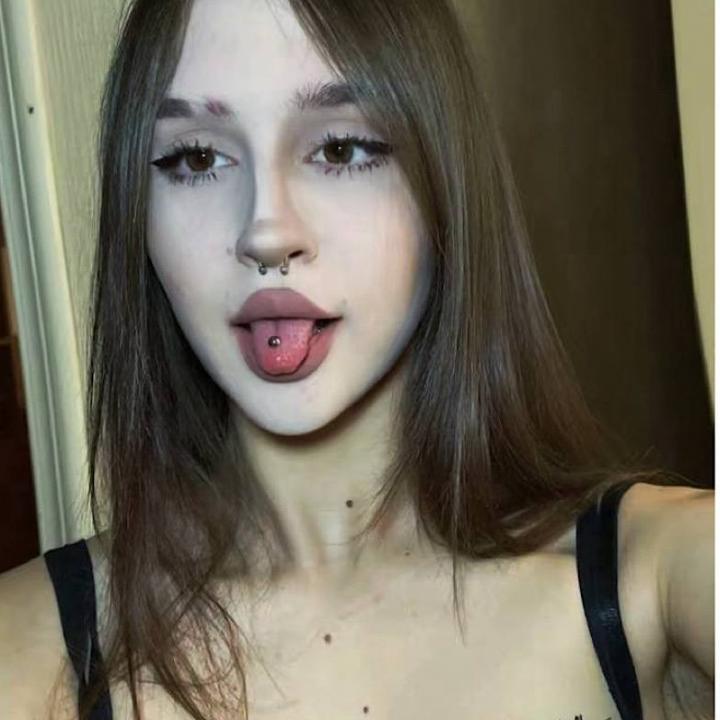 Webcam chat profile for cutegirl69: Lipstick