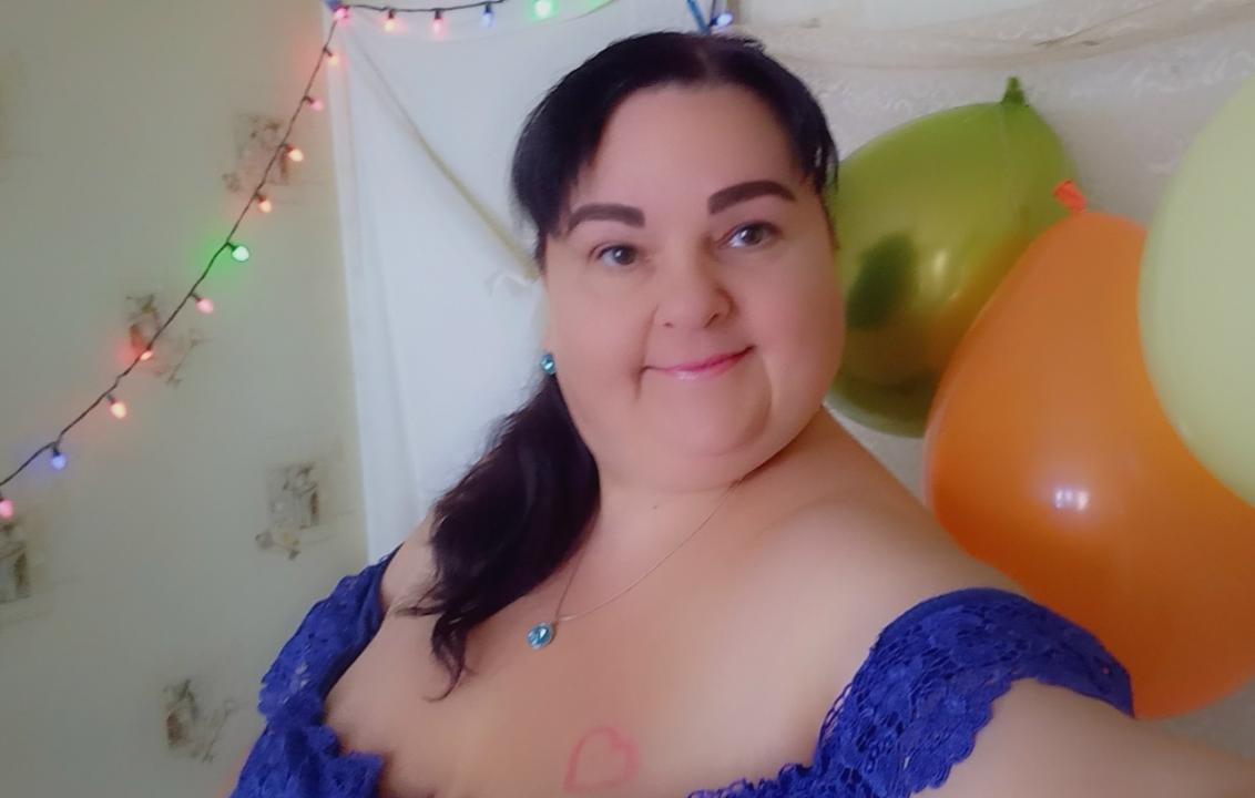 Webcam chat profile for BabySweetXX: Kissing