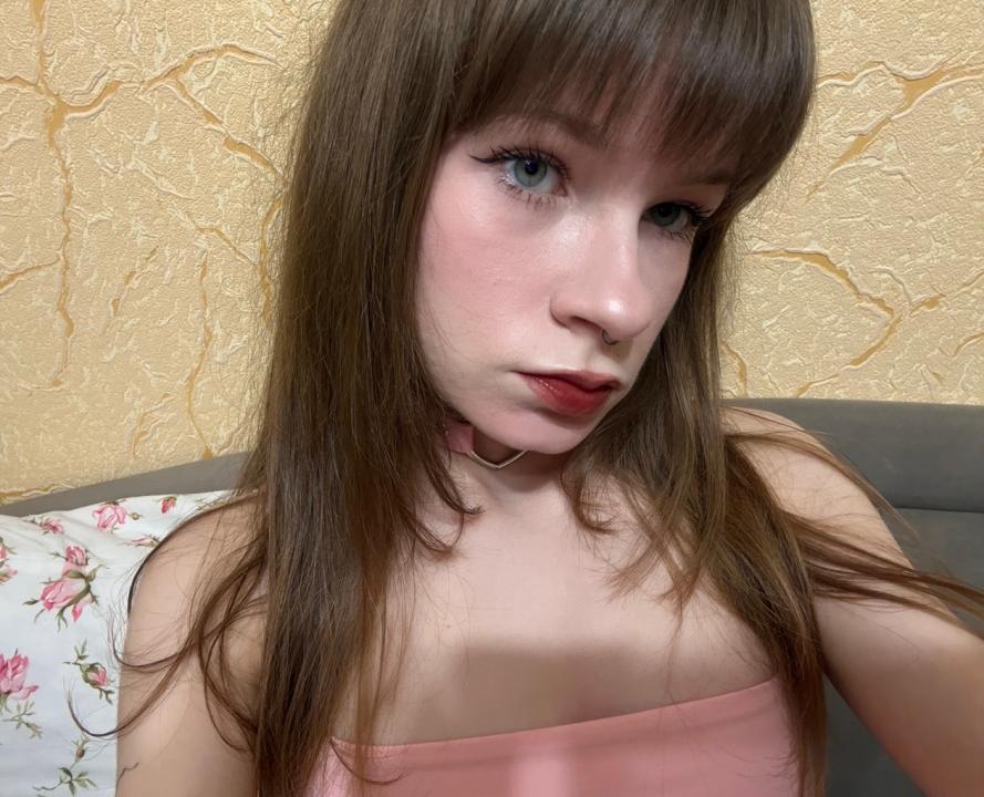 Webcam chat profile for Softkittyy: Legs, feet & shoes
