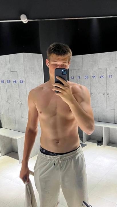 Webcam chat profile for HotGent: Kissing