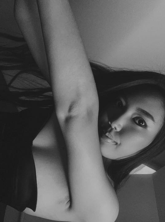 Webcam chat profile for aikotenchi: Legs, feet & shoes