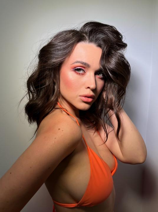 Webcam chat profile for Novira: Ask about my Hobbies
