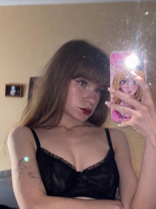 Webcam chat profile for Softkittyy: Legs, feet & shoes