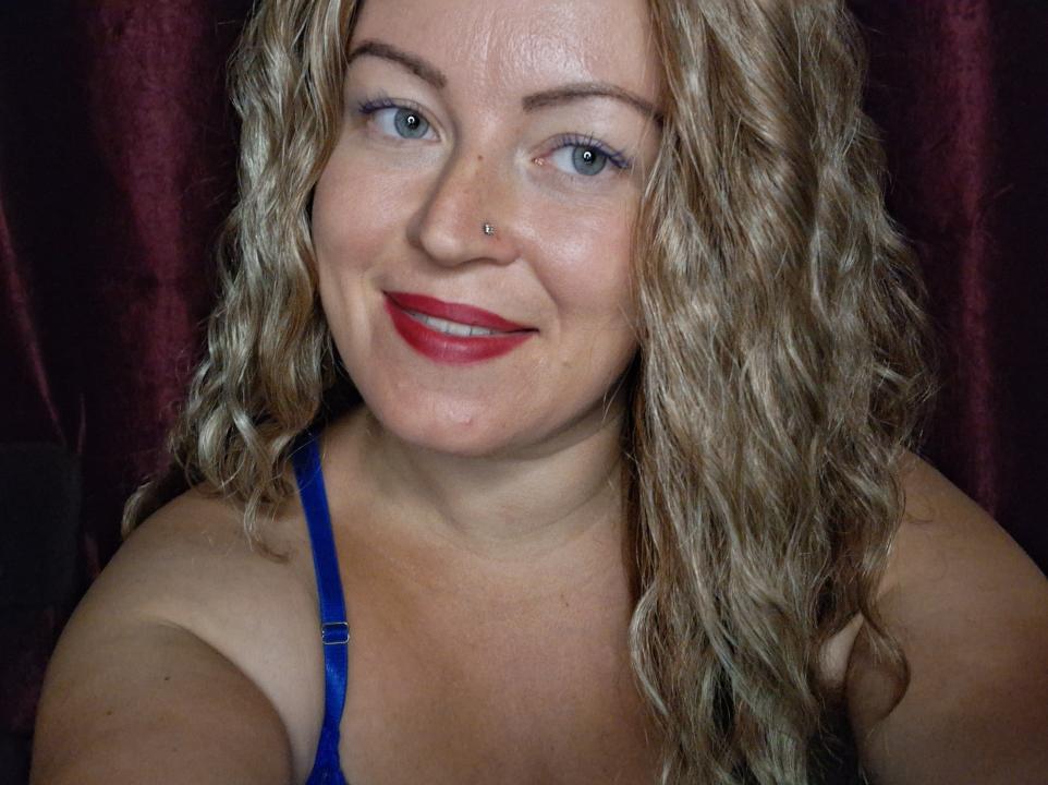 Webcam chat profile for sweetcandymmm: Piercings & tattoos