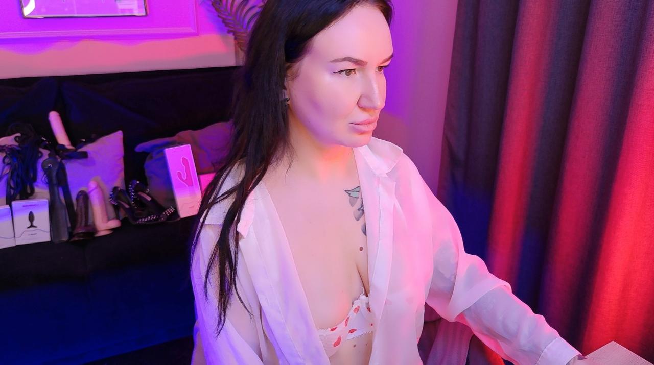 Webcam chat profile for LisaSin: Kissing