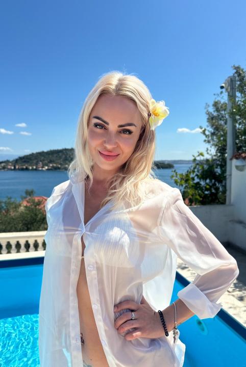 Webcam chat profile for WhiteHotAngel: Outfits