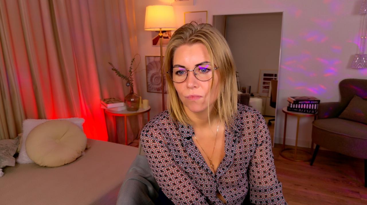 Webcam chat profile for AnnieLight: Legs, feet & shoes
