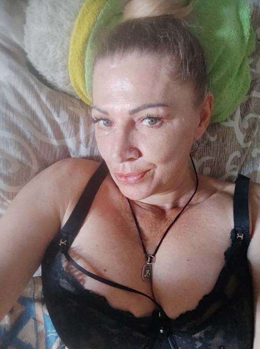 Webcam chat profile for Delira