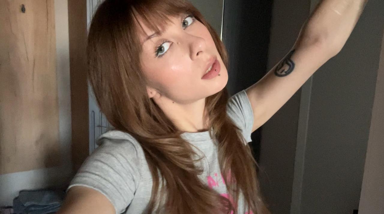 Webcam chat profile for TwoMood: Piercings & tattoos