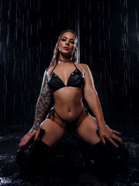 Webcam chat profile for ImYourLOLA: Bondage & discipline