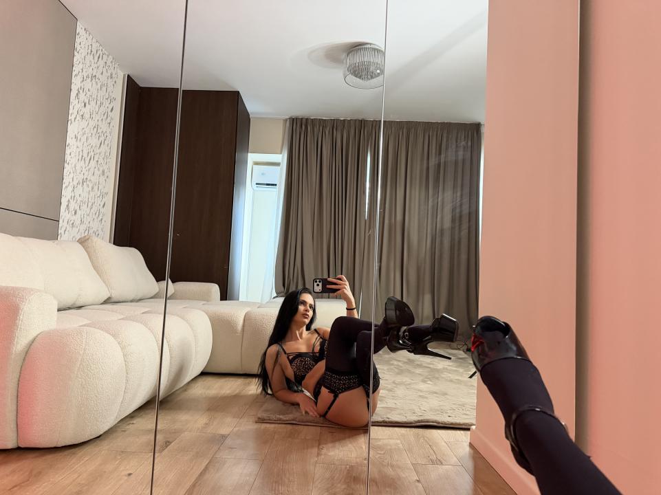 Webcam chat profile for IliriaKara: Dominatrix