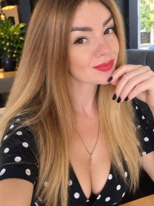 Webcam chat profile for EmiliaLynn: Ask about my Hobbies