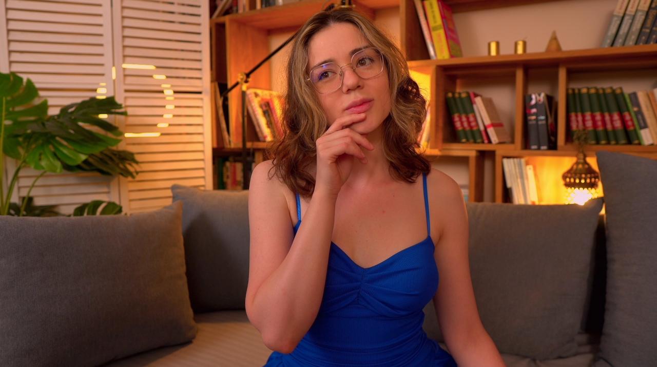 Webcam chat profile for SunnyTeaze: Kissing