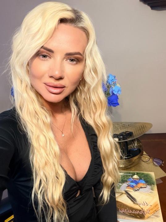 Webcam chat profile for BlondNotBlond