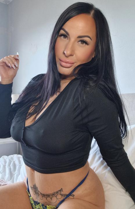 Webcam chat profile for LaylaUK: Legs, feet & shoes