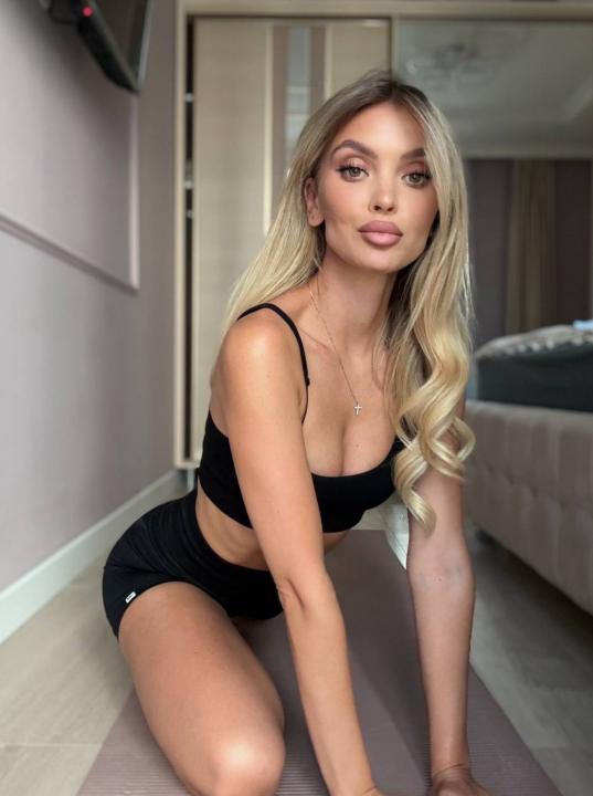Webcam chat profile for BellaNoire: Ask about my Hobbies